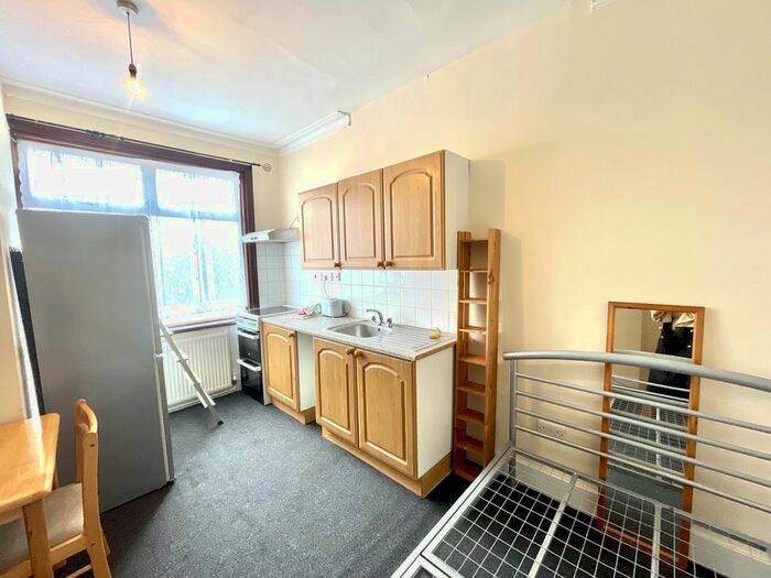 Studio To Rent In Kelvin Avenue, London, N13