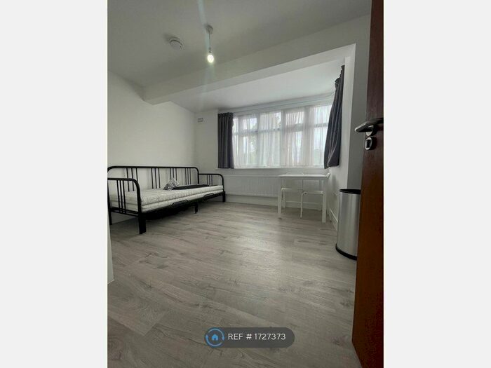 Studio To Rent In Empire Avenue, London, N18