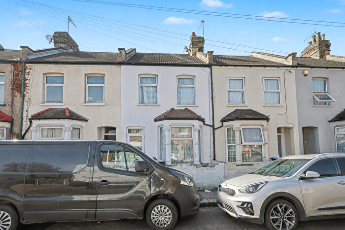 3 Bedroom End Of Terrace House For Sale In Garfield Road, Enfield, London, EN3