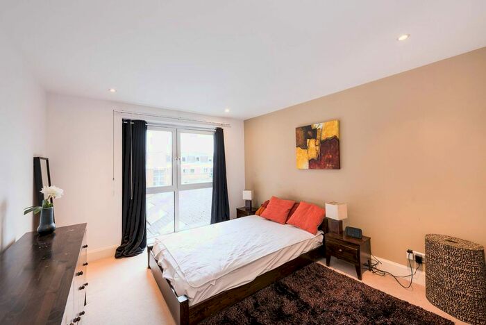 3 Bedroom Flat To Rent In Vauxhall Bridge Road, Pimlico, London, SW1V