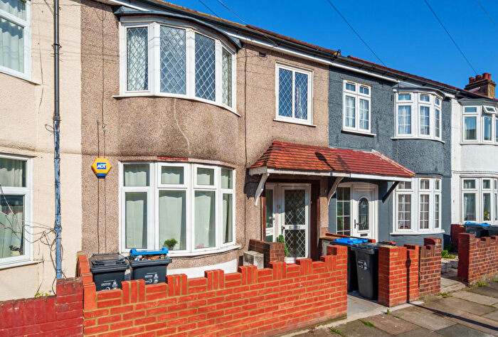 2 Bedroom Apartment For Sale In Ashtree Avenue, Mitcham, CR4