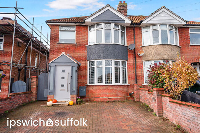 3 Bedroom Semi Detached House For Sale In Pinecroft Road, Ipswich, IP1