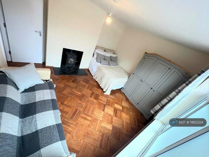 3 Bedroom Flat To Rent In High Street, Markyate, AL3