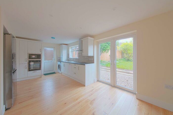 3 Bedroom Semi-Detached House To Rent In Edinburgh Road, Maidenhead, SL6