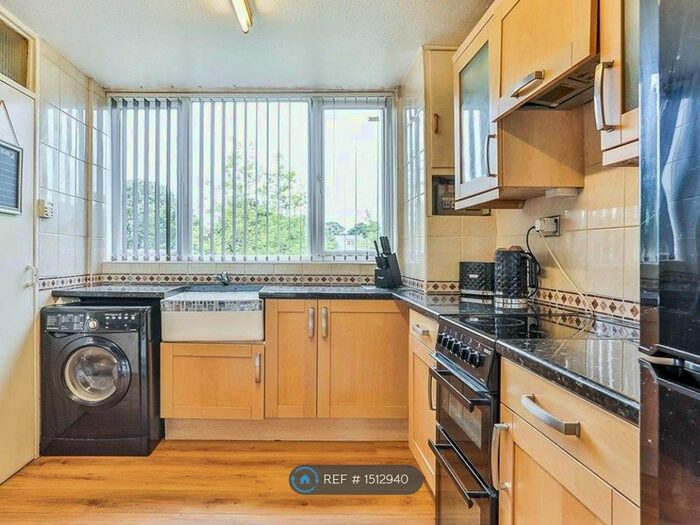 2 Bedroom Maisonette To Rent In Lupton Road, Sheffield, S8