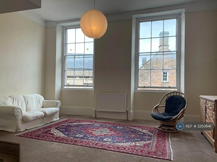 3 Bedroom Flat To Rent In Church Street, Calne, SN11