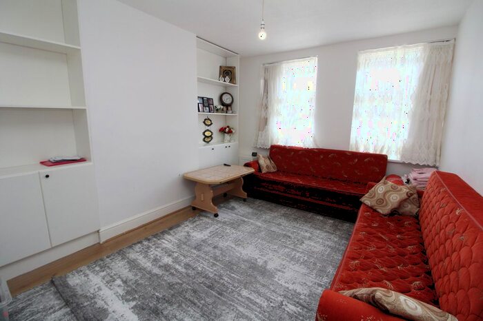 3 Bedroom Flat To Rent In Southend Lane, London, SE6