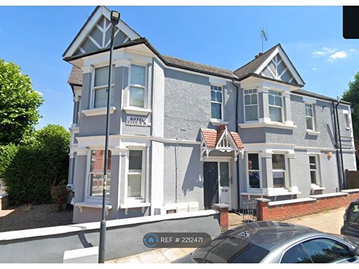 2 Bedroom Flat To Rent In Melrose Avenue, London, NW2