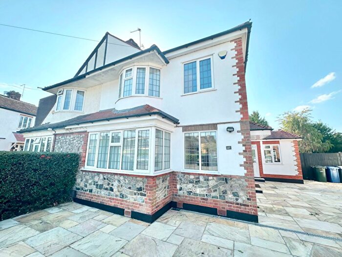 4 Bedroom Semi-Detached House To Rent In Oak Tree Drive, London, N20