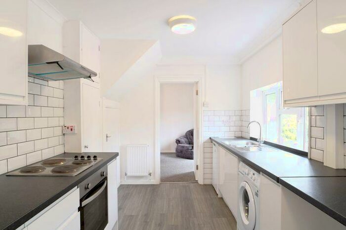 4 Bedroom Semi-Detached House To Rent In Southall Avenue, Brighton, BN2