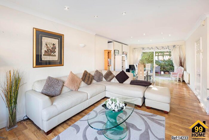 6 Bedroom Semi-Detached House For Sale In Evesham Way, Ilford, London, IG5