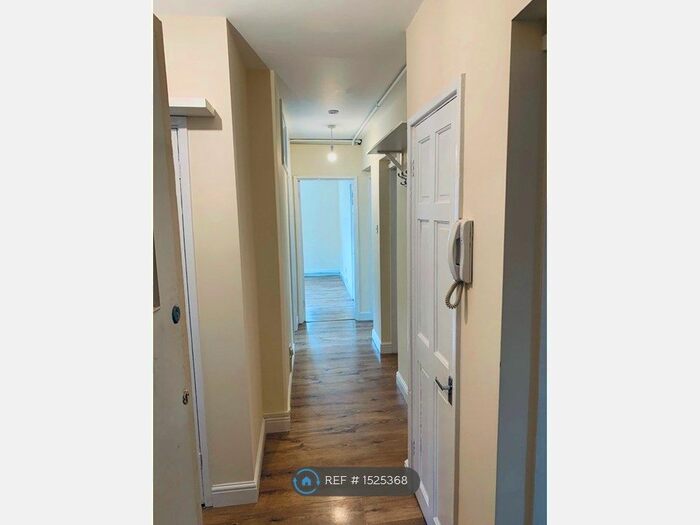 3 Bedroom Flat To Rent In Kindell House, London, SW14