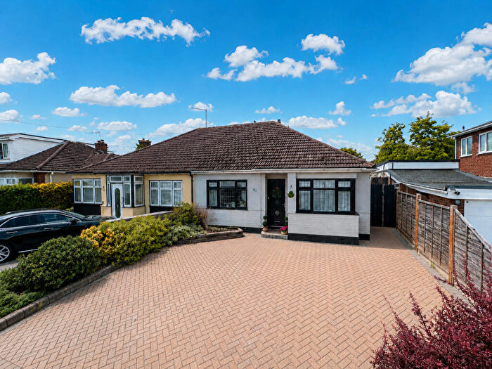 3 Bedroom Semi-Detached Bungalow For Sale In Hill Lane, Hawkwell, SS5