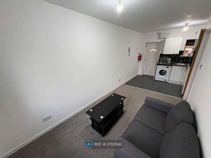 1 Bedroom Flat To Rent In Brook Road, Manchester, M14