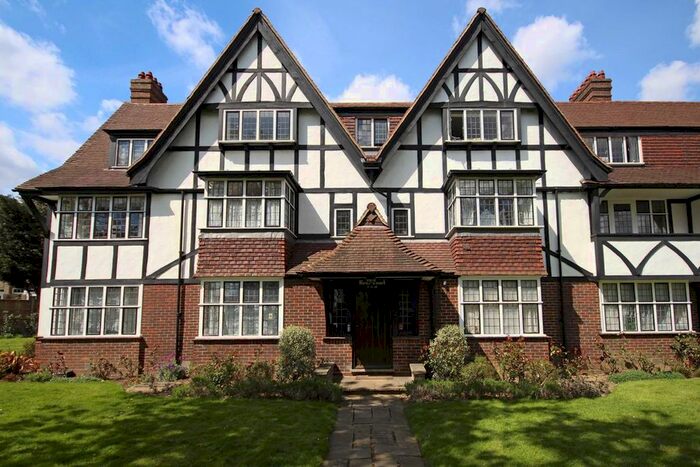 3 Bedroom Flat To Rent In Queens Drive, London, W3