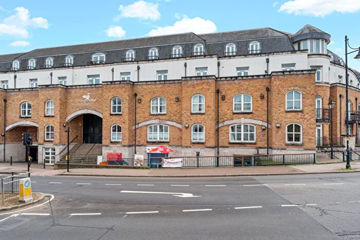 1 Bedroom Flat To Rent In Thames Edge Court, Clarence Street, Staines, TW18