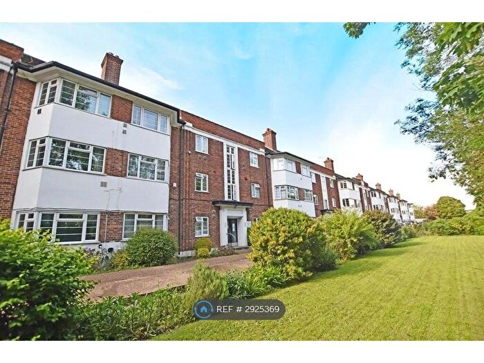 2 Bedroom Flat To Rent In West Court, Hounslow, TW5