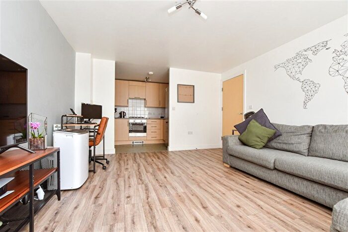 2 Bedroom Flat For Sale In Commonwealth Drive, Three Bridges, Crawley, West Sussex, RH10