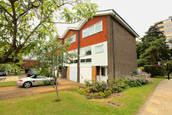 4 Bedroom Semi-Detached House To Rent In The Knoll, London, W13