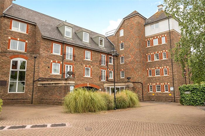 2 Bedroom Flat For Sale In Mortley Close, Tonbridge, Kent, TN9