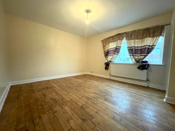 3 Bedroom End Of Terrace House To Rent In Weir Hall Road, London N18