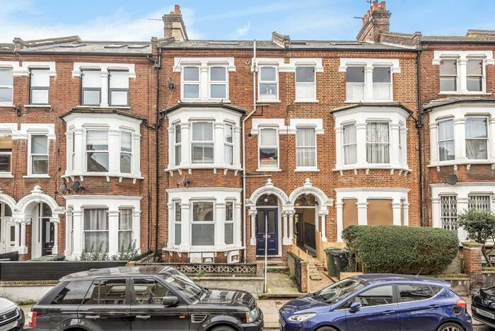 3 Bedroom Flat To Rent In Tremadoc Road, London, SW4