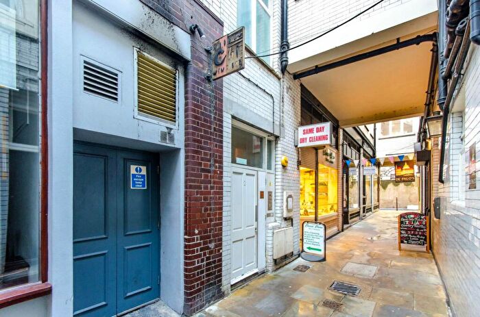 2 Bedroom Flat To Rent In Bride Court, City, London, EC4Y