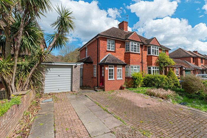 3 Bedroom Semi-Detached Bungalow To Rent In Gravel Hill, Croydon, CR0