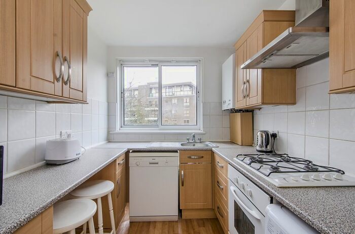 3 Bedroom Flat To Rent In Warwick Drive, London, SW15