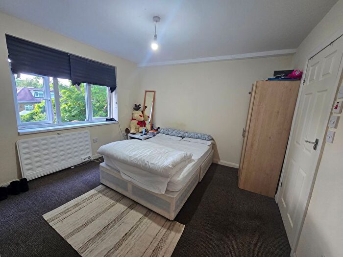 Studio To Rent In Brentmead Place, London, NW11