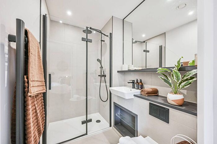 2 Bedroom Flat For Sale In North Gate Park, Harringay, London, N15