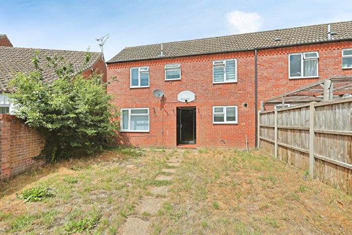 3 Bedroom Semi-Detached House For Sale In Carter Close, Swaffham, PE37