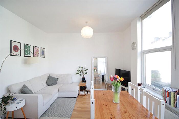 2 Bedroom Flat To Rent In Tasman Road, Clapham, SW9