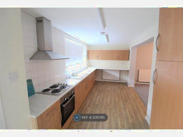 3 Bedroom Semi-Detached House To Rent In Tiverton Road, Loughborough, LE11