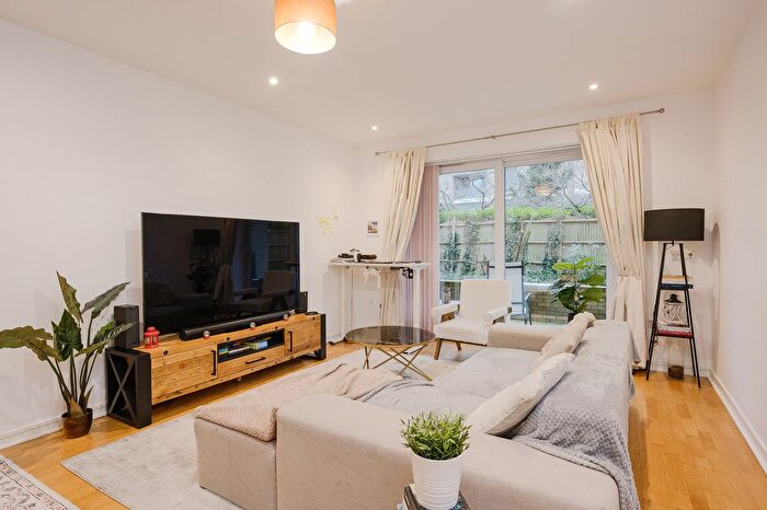 2 Bedroom Flat To Rent In Melliss Avenue, Kew, TW9