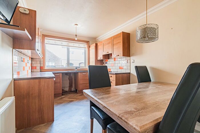 1 Bedroom Flat For Sale In Hillpark Wood, Edinburgh, EH4