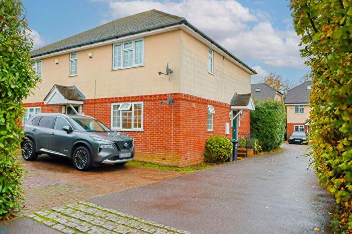 2 Bedroom Flat For Sale In Hawthorn Close, Warlingham, CR6