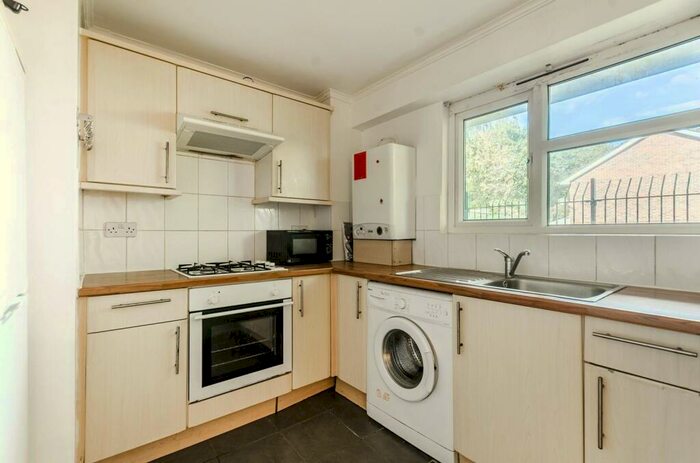 1 Bedroom Flat To Rent In Shrublands Avenue, Shirley, Croydon, CR0
