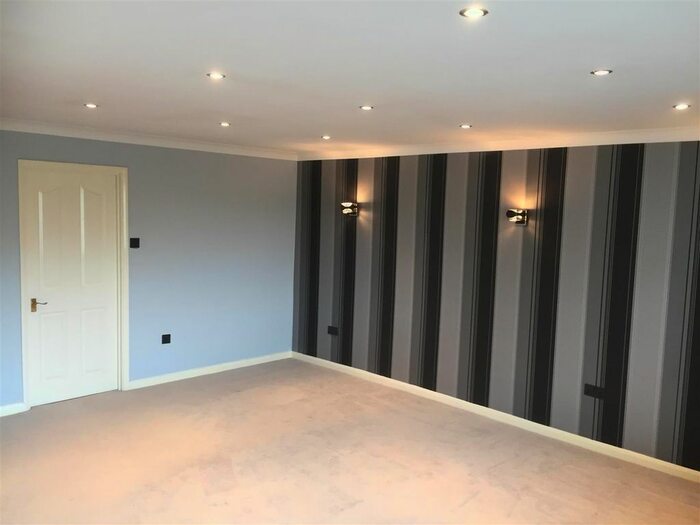 2 Bedroom Flat To Rent In Maytree Close, Rainham, RM13