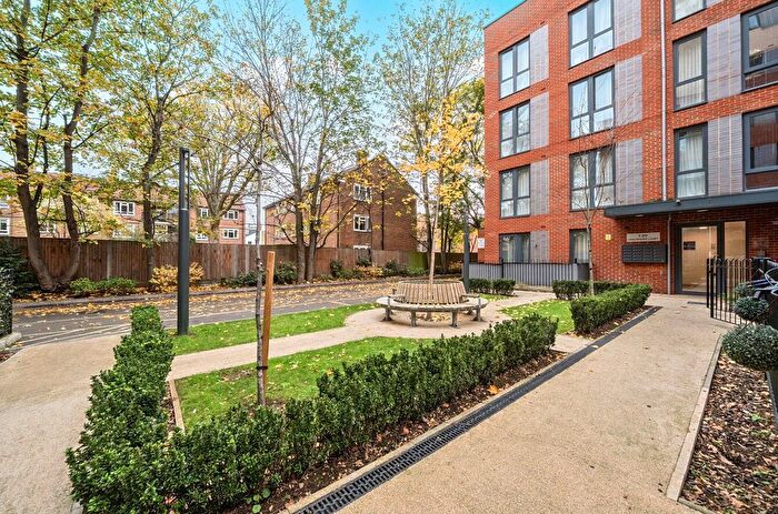 1 Bedroom Flat For Sale In Colonnade Gardens, London, W3