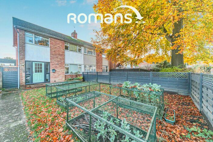 3 Bedroom Semi-Detached House To Rent In Kingfisher Drive, Woodley, Reading, RG5