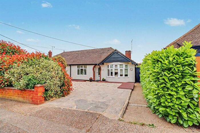 2 Bedroom Semi-Detached Bungalow For Sale In Castledon Road, Wickford, SS12