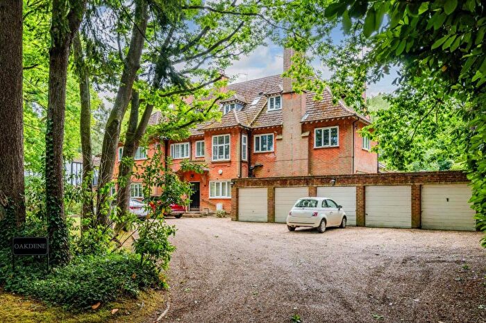 3 Bedroom Flat For Sale In The Glade, Kingswood, KT20