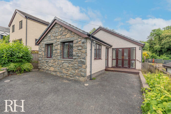 3 Bedroom Detached Bungalow To Rent In , LL28