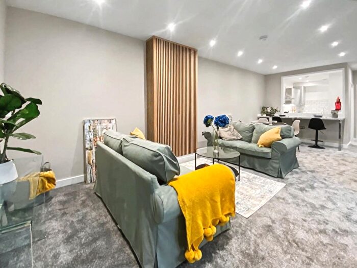 2 Bedroom Flat To Rent In Reynolds Road, Chiswick, W4