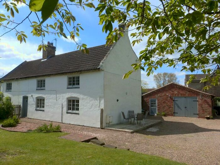 4 Bedroom Semi-Detached House To Rent In Back Lane, Searby, DN38