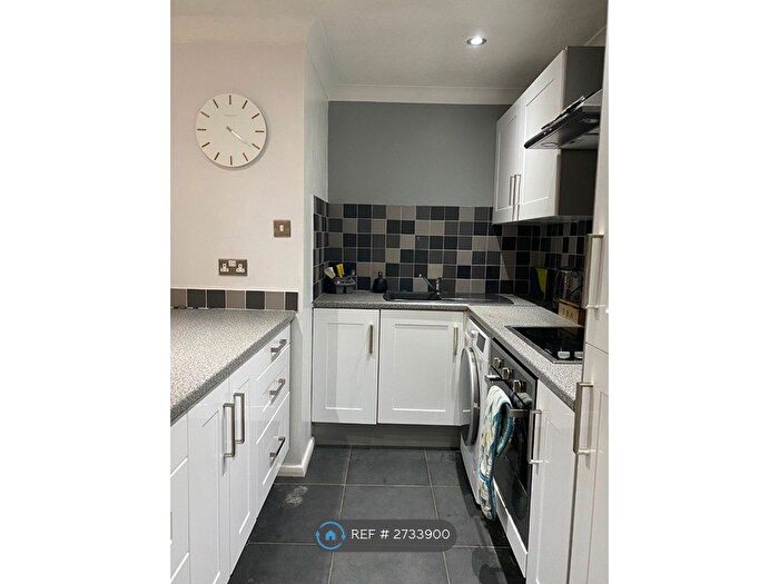 1 Bedroom Flat To Rent In Albert Road, Bagshot, GU19