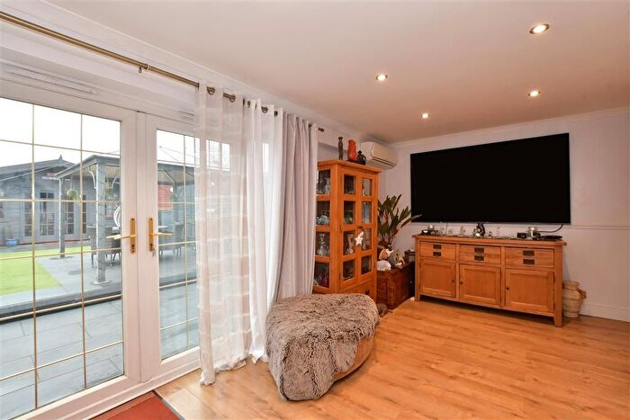 3 Bedroom Terraced House For Sale In Barrie Pavement, Wickford, Essex, SS12