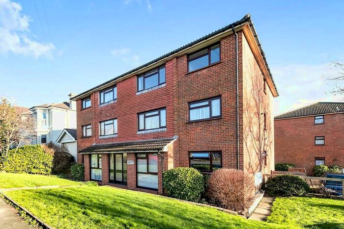 2 Bedroom Flat To Rent In St. Helens Park Road, Hastings, East Sussex TN34