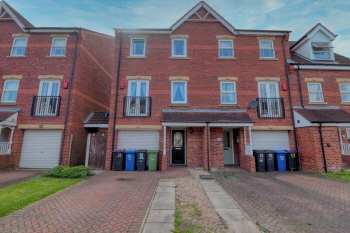 3 Bedroom End Of Terrace House For Sale In Birchwood View, Gainsborough, DN21